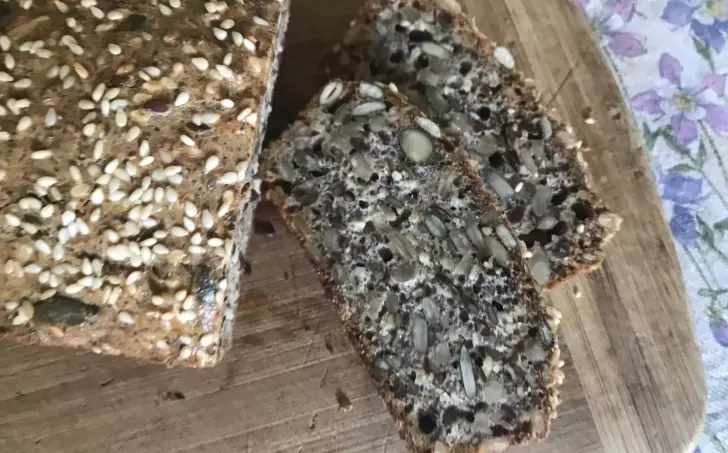 Lowcarb semínkový chléb