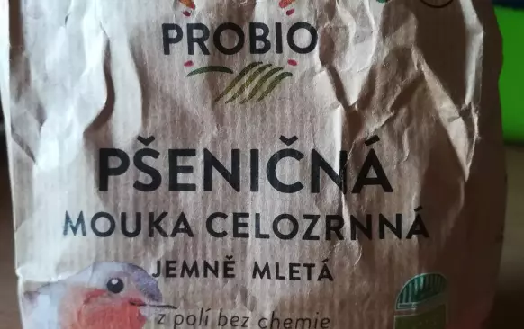 Vše smíchejte dohromady, u citrónu použijte POUZE nastrouhanou kůru, ne šťávu. Klidně můžete i kůru ze tří citrónů.
Já jsem dala větší množství celozrnné mouky a proto jsem musela přidat i trochu vody, protože celozrnné mouky na sebe trochu natahují vodu a pak by těsto bylo příliš tuhé a těžké.
Pečte cca 35-45 minut na 180°C.