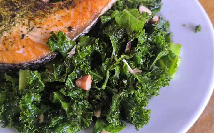 Restovaný kadeřávek s para ořechy