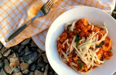 Masové nudle se zeleninovou omáčkou