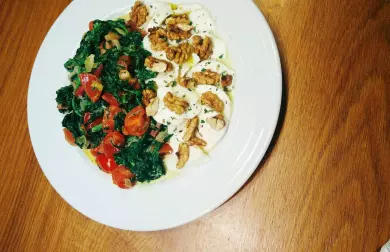 Lowcarb špenát se špekem, rajčaty a mozzarellou