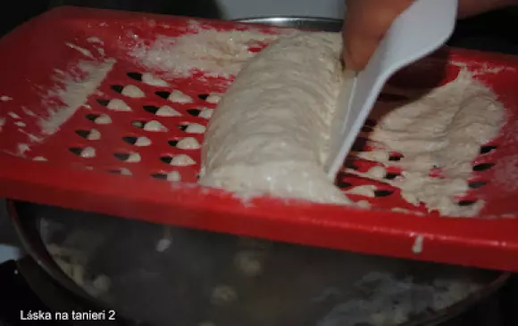 Ja používam "haluškáreň" z Tupperware a som s ňou veeeľmi spokojná.
Halušky som urobila na jedenkrát, keď vyplávali na povrch, nechala som ich asi 5 minút variť a potom scedila a jemne prepláchla studenou vodou a "odložila" som ich do termonádoby, kým som uvarila omáčku.