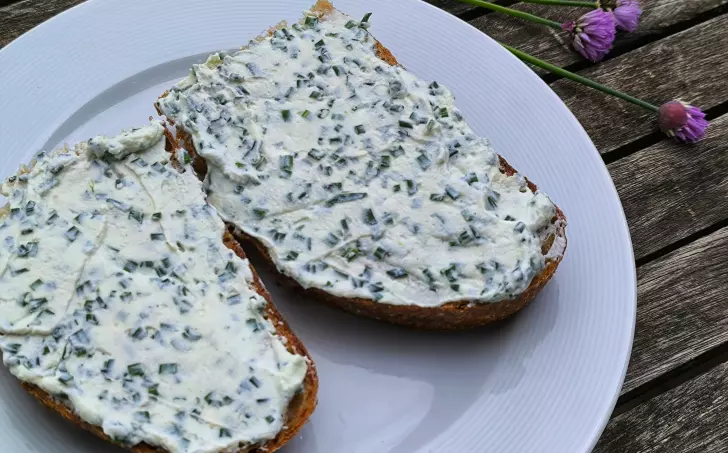 Kváskový chléb s pomazánkou s ricotty a pažitky