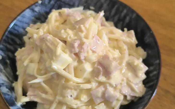 Celerový salát se šunkou a sýrem