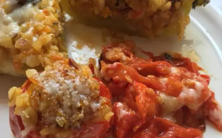 Papriky a rajčata plněné bulgurem