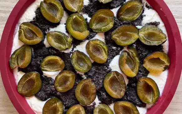 Na závěr poklademe půlenými švestkami, zatlačíme do koláče, aby byly rovnoběžně s povrchem.