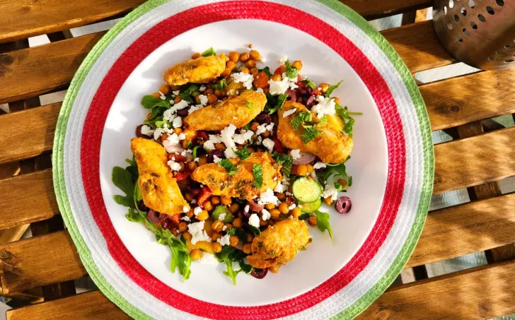 Řecký salát s cizrnou a kuřecím masem