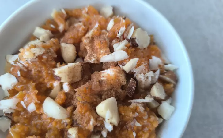 Řecký jogurt s mrkvovým salátem a oříšky