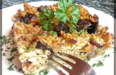 ZAPEČENÉ TĚSTOVINY S HOUBAMI A UZENÝM MASEM