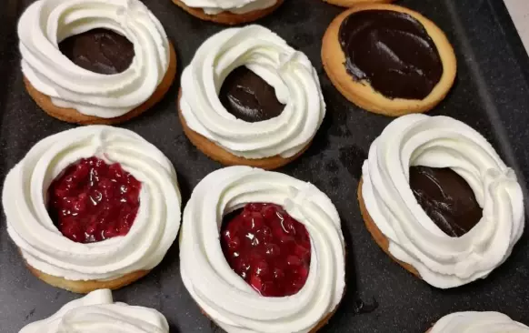 Na krém vyšleháme šlehačku se sladidlem do tuha a v poslední fázi přimícháme mascarpone, které nám krém zhutní a nebude se roztékat. Což by se u samotné šlehačky mohlo stát.

Kolečka po okrajích ozdobíme krémem z mascarpone a dozdobíme ovocem a ořechy.