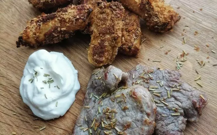 VEPŘOVÁ PANENKA NA ROZMARÝNU A PATYZÓNOVÉ HRANOLKY