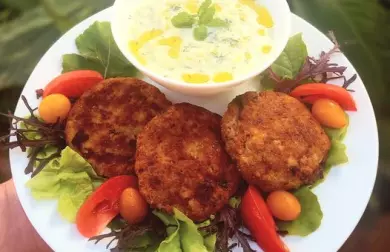 Karbanátky z mletého masa a cukety s tzatziki