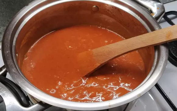 Rajčatová omáčka: na rozehřátém oleji osmažíme nadrobno nakrájenou cibuli. Přidáme rajčatový protlak a osmažíme. Poté přidáme nakrájená rajčata, přidáme bylinky, pepř, sůl a zalijeme vývarem, případně ještě vodou. Dusíme. Až je vše provařeno, omáčku promixujeme dohladka tyčovým mixérem. Dochutíme solí, případně i erythritolem.