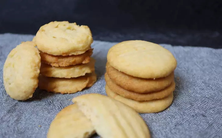 Domácí křupavé máslové sušenky s parmezánem (bez vajec)