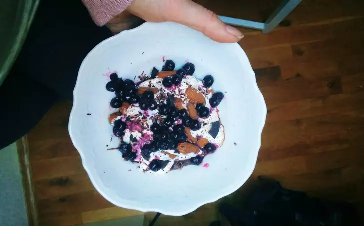 Jogurtová miska s oříšky a borůvkami