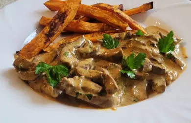 VEPŘOVÉ LEDVINKY NA SMETANĚ S BATÁTOVÝMI HRANOLKY