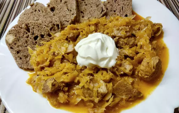 Segedínsky guláš:

Cibuli a česnek nakrájíme najemno, osmahneme na sádle dohněda. Přidáme papriku a za stálého míchání smažíme asi 10 vteřin. Dávejte pozor, aby nezhořkla. Přidáme na větší kostky nakrájené vepřové maso, opečeme ho zprudka ze všech stran, aby se zatáhlo. Potom přidáme sůl, bobkový list, kmín, pepř a zelí a opekáme ještě 5 minut. Mícháme. Potom zalejeme horkou vodou tak, aby bylo veškeré zelí zakryté. Zakryjeme pokličkou a necháme podusit asi 1 hodinu. Sem - tam zkontrolujeme a pokud je šťáva na dně, přilejeme trochu vody, aby guláš nepřihořel. Po hodině pokličku sundáme, přilejeme sladkou smetanu a dusíme ještě půl hodiny. Potom do guláše najemno nastrouháme cuketu i se slupkou, přidáme majoránku a erythritol a ještě asi 10-15 minut povaříme, dokud šťáva nezhoustne. Při podávání ozdobíme zakysanou smetanou.

Lněný knedlík: 

Lněný knedlík: Všechny suroviny pořádně smícháme na lepkavé těsto konzistence asi jako na noky (nesmí být tekuté, pokud je, přidáme ještě lněnou mouku, pokud je moc husté, dolijeme smetanu). Těsto dáme do hrníčku tak, aby sahalo do jeho poloviny a dáme vařit do mikrovlnky na 1 minutu a 45 vteřin. Potom šišku vyklepneme z hrnku na talíř a necháme pár minut odpočinout. Krájíme nití na kolečka. Z těsta vyjdou 3 šišky.