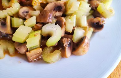 Řapíkatý celer s žampiony