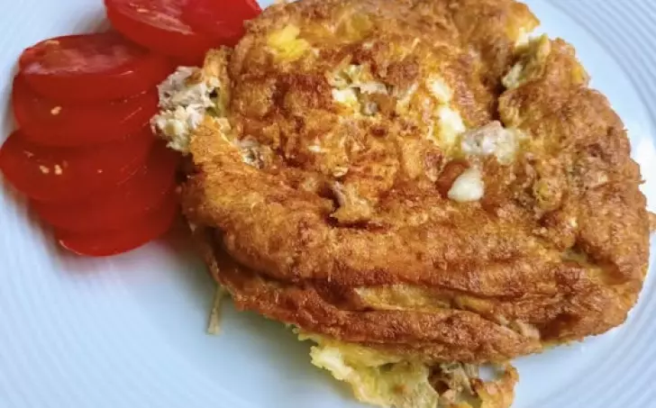 Vaječná omeleta se sýrem a tuňákem