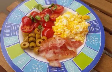 Míchaná vajíčka se slaninou a cherry rajčaty