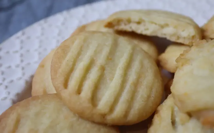 Domácí křupavé máslové sušenky s parmezánem (bez vajec)