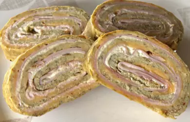 Avokádo-mozarellová roláda s kozím sýrem a šunkou