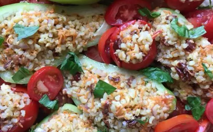 Papriky a rajčata plněné bulgurem