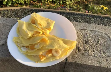 Vaječné palacinky s tvarohom a ovocom