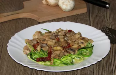 CUKETOVÉ NUDLE S KUŘECÍM MASEM