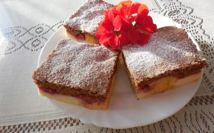 Tvarohové řezy s jahodami