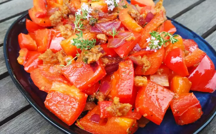 Restovaná paprika se škvarky a tymiánem