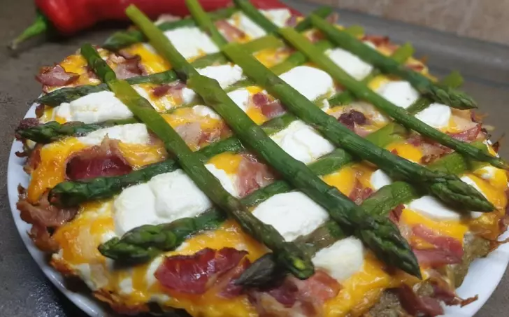 Koláč s kozím sýrem a chřestem