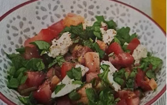Do misky nakrájíme rajčata, natrháme mozzarellu, přidáme sekanou bazalku a dochutíme solí a pepřem. podáváme s pečivem