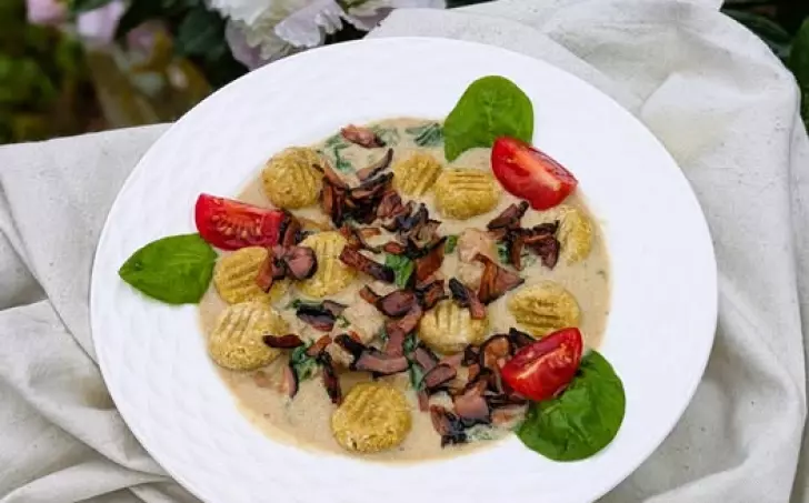 KUŘECÍ KOUSKY VE SMETANOVÉ OMÁČCE SE ŠPENÁTEM A LOW CARB GNOCCHI