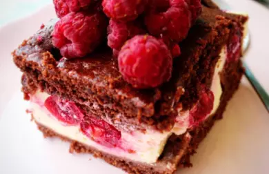 Višňová brownie buchtička