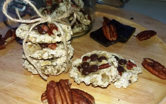 Pečte v rozehřáté troubě na 190 stupňů 10–12 minut. Poté opatrně sundejte z papíru.
Pokud to vydržíte, nechejte vychládnout. Dobrou chuť.