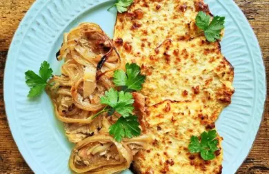 Pečené maso na cibuli a zelné placky