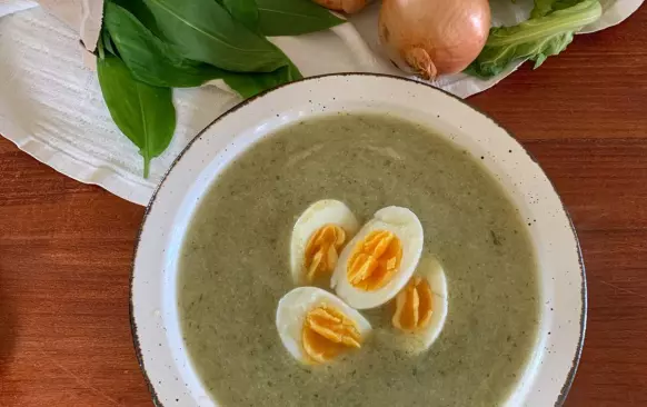 Ve vývaru si do změknutí uvaříme květák a cibule, na závěr přidáme medvědí česnek, sůl a pepř, vše rozmixujeme do hladka.
Podáváme s vajíčkem nebo masem.