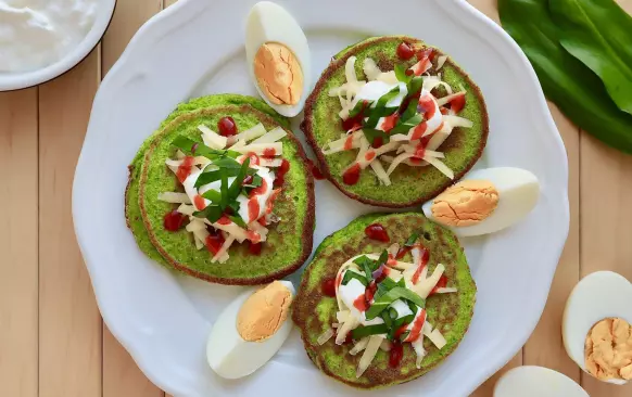 ✏️ Do mixéra dáme vajíčka, olej a smotanu a krátko pomixujeme. 
Pridáme múky, prášok na pečenie a soľ a zmixujem dohladka. 
✏️ Zmes prelejeme do misky a necháme 10 minút odstáť, aby sa kokosová múka napila. Cesto nám zhustne. Aj by bolo príliš husté, pridáme smotanu alebo trochu rastlinného mlieka.
✏️ Na panvici si rozpálime olej alebo maslo. S naberačkou naberáme zmes a robíme z nej na panvici lievance, ktoré opekáme 3 minúty z jednej a 1 minútu z druhej strany. 

Tip: 
Ak k maslu pridáme trochu oleja, nebude sa nám prepaľovať. 
Najprv dávame do mixéra tekuté a až potom suché ingrediencie. Takto sa nám žiadne suroviny neprichytia na spodok mixéra a všetko sa zužitkuje.
Ak nemáme stolový mixér, môžeme lievancovú zmes vymiešať aj ručne, najlepšie metličkou.