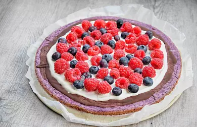 „Oopsie“ koláč s bobulemi a čokoládou (paleo, nízkosacharidové)