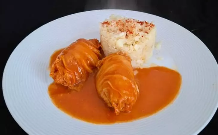 Zelné závitky s králičím masem , rajčatovou omáčkou a květákovou rýží