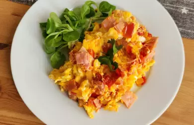 Míchaná vajíčka se zeleninou a šunkou