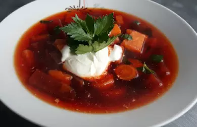 Polévka z červené řepy a kořenové zeleniny