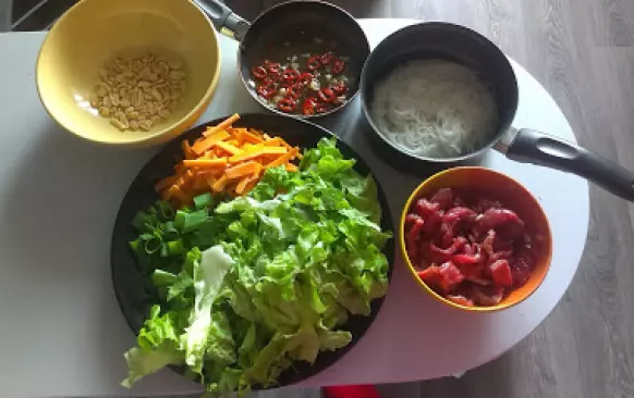 Nakonec vytáhneme maso a zprudka ho orestujeme. Mezitím uvaříme nudle.

Servírování je ideální, pokud dospodu misky dáte salát, na něj už pěkně rozvrhnete ostatní ingredience a celé vesele zalijete zálivkou.