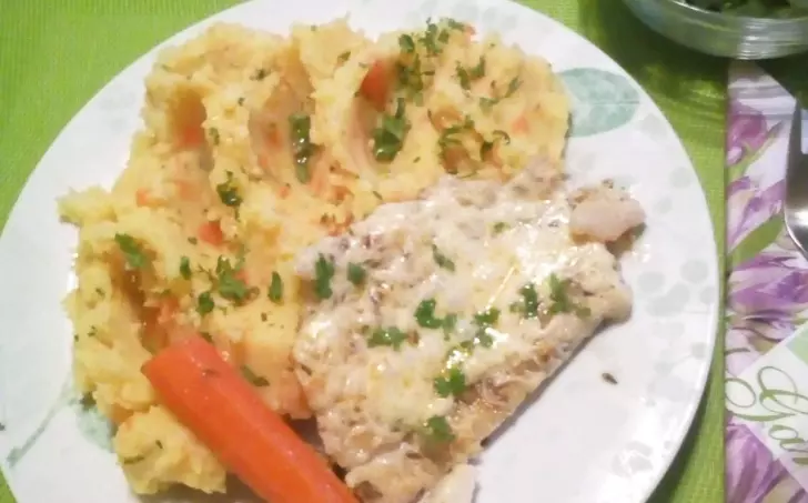 Treska se sýrovým kabátkem, šťouchané brambory s mrkví a bylinkami