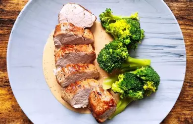 Vepřová panenka s hořčičnou omáčkou a brokolicí