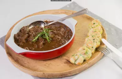 Hovězí po staročesku s kapusto-slaninovým knedlíčkem