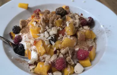 Řecký jogurt s ovocem, skořicí a para ořechy