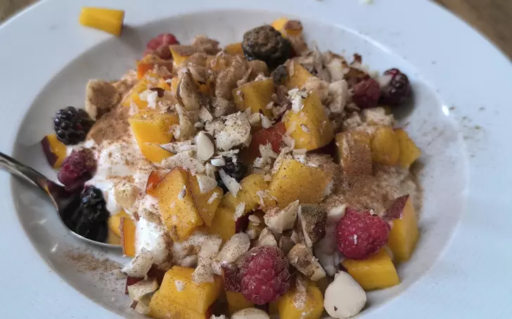 Řecký jogurt s ovocem, skořicí a para ořechy