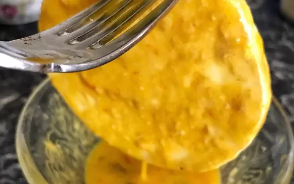 Camembert jsem rozřízla napůl, ale není to nutné. Pak jsem obalila v trojobalu: lahůdkové droždí -> vejce -> lahůdkové droždí. Osmahnuto na ghí.